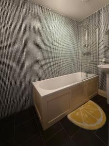 班戈北爱尔兰The Duff 1 Bed Flat Walk to Marina Shops and Train的带浴缸和水槽的浴室