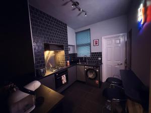 班戈北爱尔兰The Duff 1 Bed Flat Walk to Marina Shops and Train的配有炉灶和洗衣机的厨房 更多6张照片