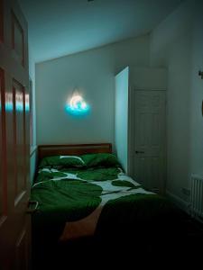 Ένα ή περισσότερα κρεβάτια σε δωμάτιο στο The Duff 1 Bed Flat Walk to Marina Shops and Train