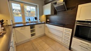 Η κουζίνα ή μικρή κουζίνα στο NEU Hütthus Ferienhaus in Timmendorfer Strand