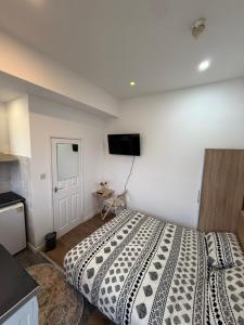 Giường trong phòng chung tại Comfort Studio In Wembley