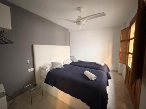 a bedroom with a bed and a ceiling fan at Apartamentos Silleria - A 4 min de la Catedral de Granada in Granada