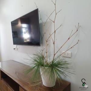 Una televisión o centro de entretenimiento en PhuKasa Valley Maesot