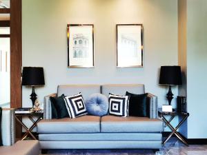 カマラビーチにあるLuxury 2 Bedroom Private Pool Villa in Kamala Walk to Beach Shops and Diningのリビングルーム(ソファ、枕付)