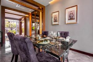 カマラビーチにあるLuxury 2 Bedroom Private Pool Villa in Kamala Walk to Beach Shops and Diningのテーブルと椅子のあるダイニングルーム +34枚の写真