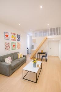 ein Wohnzimmer mit Sofa und Tisch in der Unterkunft Studio Masséna - Mer et Vieux Nice pour 4 personnes in Nizza