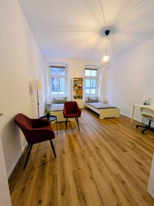 ein Wohnzimmer mit Sofa und Tisch in der Unterkunft AltstadtQuartier Bautzen in Bautzen