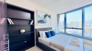 Ένα ή περισσότερα κρεβάτια σε δωμάτιο στο Luxury 1BR with Direct Access to Shams Boutik Mall +44 φωτογραφίες