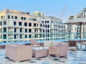 Πισίνα στο ή κοντά στο Luxury 1BR with Direct Access to Shams Boutik Mall