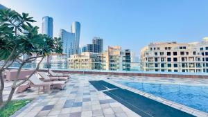 Πισίνα στο ή κοντά στο Luxury 1BR with Direct Access to Shams Boutik Mall