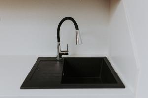 新伊钦乌兹沃努旅馆的黑色厨房水槽和水龙头 更多40张照片