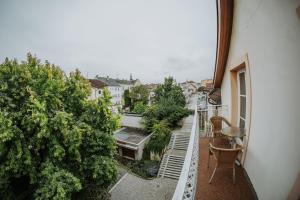 新伊钦乌兹沃努旅馆的公寓阳台可欣赏城市景观