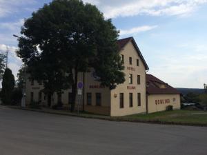 duży biały budynek po stronie ulicy w obiekcie Hotel Filippi w mieście Ždírec nad Doubravkou