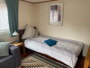 Ένα ή περισσότερα κρεβάτια σε δωμάτιο στο Gemütliches Blockhaus fußläufig zur Messe