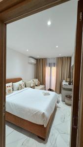 a bedroom with a large bed with marble floors at Comfort studio in 'Aïn Benian