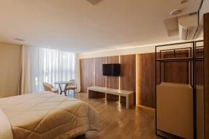 Uma TV ou centro de entretenimento em Harmont Hotel