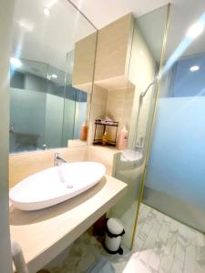 Phòng tắm tại Art Deco Lux Apartment with Mountain View