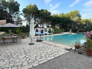 Πισίνα στο ή κοντά στο La Tour de Roubeirolle