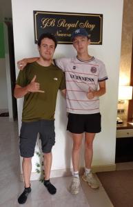 NikawatawanaGB Royal Stay Nuwara Wewa的两个人站在墙上