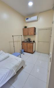 Ένα ή περισσότερα κρεβάτια σε δωμάτιο στο Jory-Hatta Studio - Breakfast Included استوديو جوري حتا - شامل الإفطار