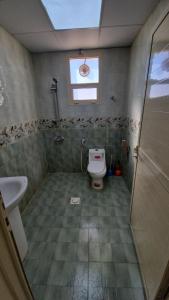 Ένα μπάνιο στο Jory-Hatta Studio - Breakfast Included استوديو جوري حتا - شامل الإفطار