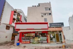 ニューデリーにあるGrow The Modesty Hotel# New Delhi # Mahipalpur # Family Hotel # Liftの建物前の店舗