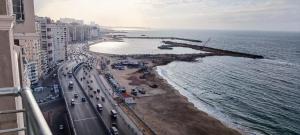 una vista aérea de una playa y el océano en شقه فاخره على الكورنيش للعائلات فقط, en Alejandría
