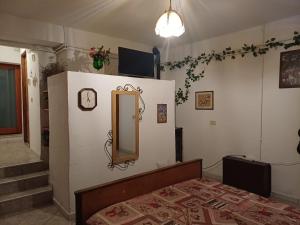 una camera da letto con un letto e uno specchio sul muro di Da Katy a Mondovì
