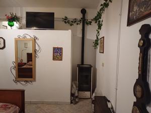 una stanza con uno specchio e una chitarra su un muro di Da Katy a Mondovì 1 altra foto