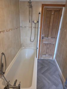 Ένα μπάνιο στο Feather Bed Cottage - Close to Coast, Lakes and Fells +21 φωτογραφίες