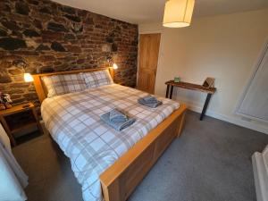 Ένα ή περισσότερα κρεβάτια σε δωμάτιο στο Feather Bed Cottage - Close to Coast, Lakes and Fells