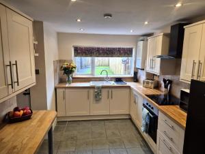 Η κουζίνα ή μικρή κουζίνα στο Feather Bed Cottage - Close to Coast, Lakes and Fells