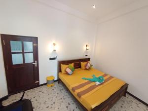 Un pat sau paturi într-o cameră la Tharusha Homestay Mirissa