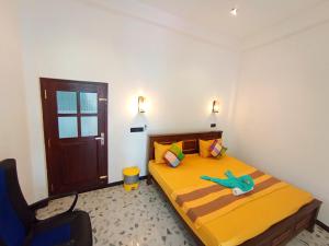 Un pat sau paturi într-o cameră la Tharusha Homestay Mirissa +27 fotografii