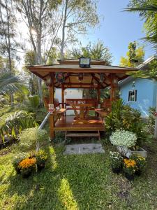 ラーチャブリーにあるบ้านกลางสวนผึ้งの庭園内の木造展望台