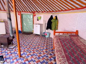 OngonNomadic home stay的帐篷内的一个床位房间