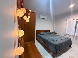 een slaapkamer met een bed en 2 hanglampen bij Diamond House in Srithanu in Srithanu