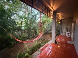 een huis met een hangmat op de veranda bij Diamond House in Srithanu in Srithanu