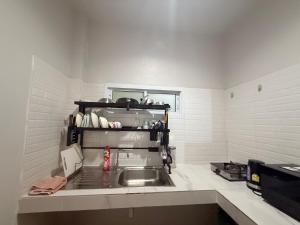 een keuken met een spoelbak en een aanrechtblad bij Diamond House in Srithanu in Srithanu +13 foto's