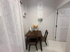 een eettafel met 2 stoelen en een deur bij Diamond House in Srithanu in Srithanu