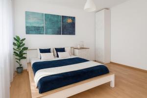 Un dormitorio con una cama grande con una manta azul. en Cozy M3 at Pojezierska Street, en Łódź