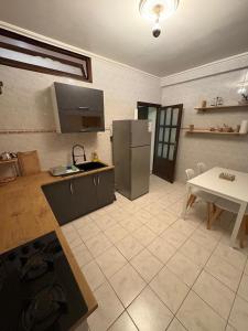 eine Küche mit einem Kühlschrank und einem Tisch in der Unterkunft Luxury apartment 100 m2 in Mohammedia in Mohammedia