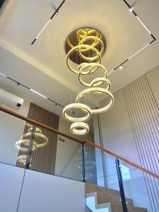 una lámpara de araña colgando del techo de un edificio en BuenaSentro Hostel, en Manila