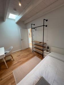 HohenkirchenGulfhof Wangermeer 2 Tilda的一间卧室，配有一张床、一张书桌和一扇窗户