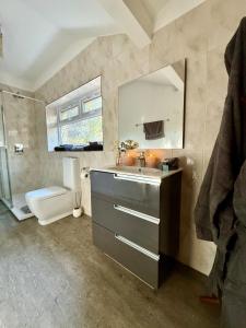 Koupelna v ubytování Rural Countryside Wellness Retreat Alpacas, Woods and Chickens with a Fire in Dorset + 29 fotografií