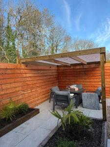 Zahrada ubytování Rural Countryside Wellness Retreat Alpacas, Woods and Chickens with a Fire in Dorset