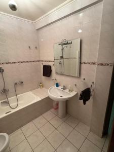 ein Badezimmer mit Waschbecken, Badewanne und Toilette in der Unterkunft Luxury apartment 100 m2 in Mohammedia in Mohammedia