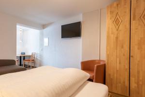 拉迪斯EDELWEISS Ladis的一间酒店房间，墙上有一张床和一台电视