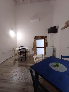 Pozzomaggioresa Domo Antiga的带桌子的客厅和餐厅