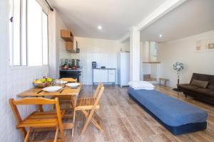 un salon avec une table à manger et un canapé dans l'établissement Pousada Vila Merced, à Búzios